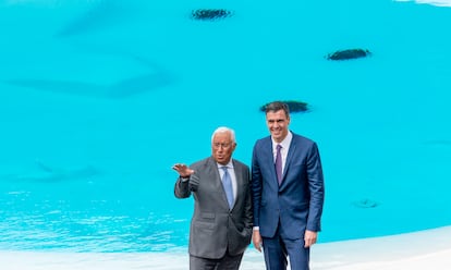 El presidente del Gobierno de España, Pedro Sánchez, junto al primer ministro de la República Portuguesa, Antonio Costa.