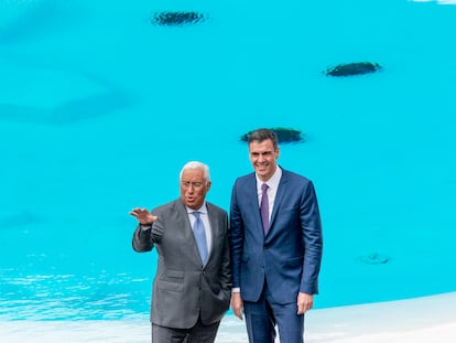 El presidente del Gobierno de España, Pedro Sánchez, junto al primer ministro de la República Portuguesa, Antonio Costa.