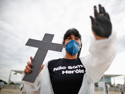 Manifestante com a mensagem "Não somos heróis" em protesto de profissionais da saúde em frente ao Palácio do Planalto, em 1º de maio.