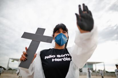 Manifestante com a mensagem "Não somos heróis" em protesto de profissionais da saúde em frente ao Palácio do Planalto, em 1º de maio.