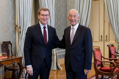 El líder del PP, Alberto Núñez Feijóo, a la izquierda, este jueves con el presidente de Portugal, Marcelo Rebelo de Sousa.