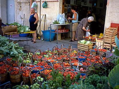 Un rincón del mercado de frutas, verduras y flores de Castellammare del Golfo, uno de los pueblos sicilianos próximos a la Reserva dello Zingaro.