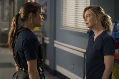 Ellen Pompeo y, a la izquierda, Jaina Lee Ortiz, en una escena del 'spin off' de 'Anatomía de Grey', de la que aún no se conoce el título.