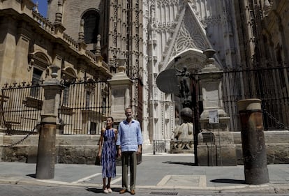 El rey Felipe y la reina Letizia posan ante la Puerta de San Cristóbal de la Catedral de Sevilla, este lunes. Los monarcas visitaron lugares emblemáticos de la ciudad y de Córdoba en su viaje a Andalucía, tercera parada de su gira autonómica tras el fin del estado de alarma. Durante su visita a Sevilla se reunieron con una treintena de empresarios andaluces, para tratar sobre la situación actual de la economía autonómica tras la crisis sanitaria y las medidas necesarias para reactivar la actividad empresarial. También visitaron el Polígono Sur, conocido como las Tres Mil Viviendas, uno de los barrios más pobres de España.