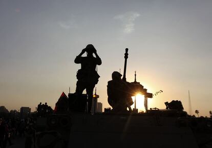 Soldados egipcios toman posiciones en uno de los puentes que conduce a la plaza Tahrir de El Cairo, 5 de julio de 2013.