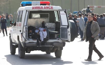 Varios cuerpos sin vida permanecen en el interior de una ambulancia tras el atentado terrorista en Kabul, el 27 de enero de 2018.