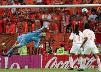 Van der Sar, portero holandés, superado por el soberbio remate de Maniche que supuso el 2-0 para Portugal ante la mirada de Davids y Van Bronckhorst.