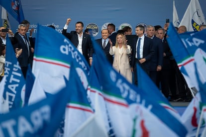 En una plaza que se esperaba a rebosar y que sólo se llenó a mitad y bajo el eslogan "Juntos, por Italia", aparecieron abrazados Berlusconi, Meloni, Salvini y Maurizio Lupi, líder de Nosotros con Italia.