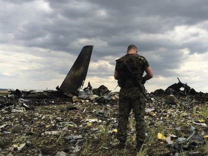 Un miliciano prorruso, en el lugar donde fue derribado el MH17. 