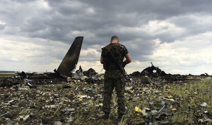 Un miliciano prorruso, en el lugar donde fue derribado el MH17. 