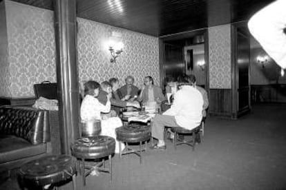 Ambiente de la cafetería del teatro María Guerrero en los ochenta.