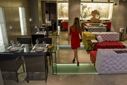 Interior del restaurante Caoba de Madrid, obra de los estudios N&N y 83 Arquitectura. Abajo, vertical de <i>foie gras.</i>