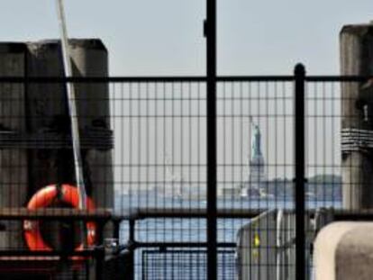 Vista de la Estatua de la Libertad, que permanece cerrada debido al cierre parcial del Gobierno estadounidense, en Nueva York (Estados Unidos). EFE/Archivo