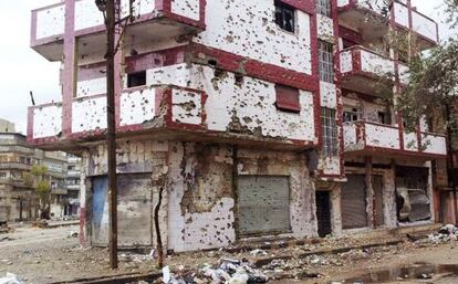 Uno de los edificios de viviendas en la ciudad de Homs, en Siria, donde puede apreciarse los daños causados por los enfrentamientos entre las fuerzas del régimen y los opositores.