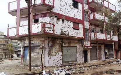 Uno de los edificios de viviendas en la ciudad de Homs, en Siria, donde puede apreciarse los daños causados por los enfrentamientos entre las fuerzas del régimen y los opositores.
