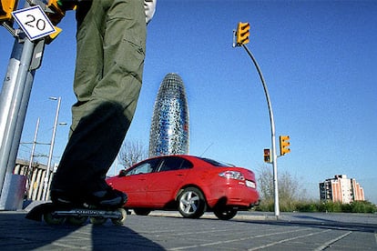 La Torre Agbar, situada en plena avenida Diagonal, en la plaza de Les Gloríes Catalanes, ha sido proyectada por el arquitecto francés Jean Nouvel .