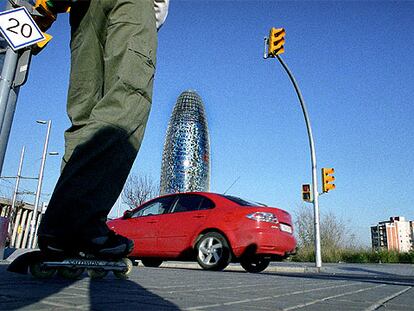 La Torre Agbar, situada en plena avenida Diagonal, en la plaza de Les Gloríes Catalanes, ha sido proyectada por el arquitecto francés Jean Nouvel .
