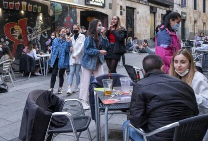 Jóvenes en el centro de Salamanca al inicio del primer fin de semana sin estado de alarma. Castilla y León suma 281 nuevos casos confirmados de coronavirus, lo que sitúa la cifra global hasta la fecha en 231.633, al tiempo que registra tres nuevas víctimas mortales, así como un total de 29.713 altas médicas, de ellas 26 nuevas, según los datos ofrecidos por la Consejería de Sanidad.