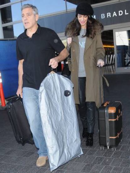 George y Amal Clooney, en el aeropuerto de Los Ángles a finales de enero.