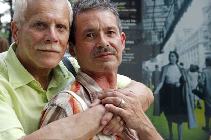 Carlos Baturín y Emilio Menéndez, primera pareja homosexual que contrajo matrimonio en España.
