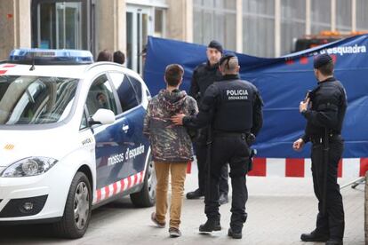 Un alumne de l'IES Joan Fuster acompanyat per diversos agents dels Mossos d'Esquadra.