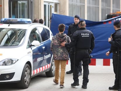Um aluno do IES Joan Fuster acompanhado por vários agentes dos Polícias catalães d' Esquadra.