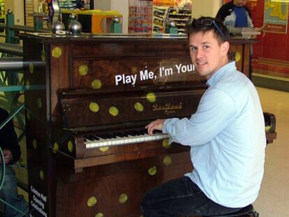 Luke Jerram, con uno de los pianos pertenecientes a su proyecto 'Play me, I'm yours'