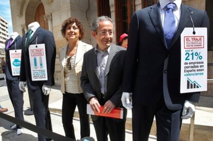 Ángel Luna, del PSPV, en la puerta del Mercat Central de Valencia en presencia de su compañera Carmen Ninet.