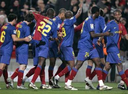 Los jugadores del Barça celebran uno de los cinco goles del equipo.