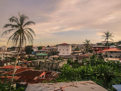 Desde 2017, el proyecto From Inside imparte talleres de fotografía a colectivos en situación de vulnerabilidad en países en desarrollo. En 2021, Menjíbar viajó a Guinea Ecuatorial -colonia española hasta 1968, y actualmente el país con el régimen dictatorial más largo del mundo- para ofrecer formaciones en los Centros Culturales de España en Bata y Malabo, dirigidas a personas de colectivos LGTBIQ+ y sordas, ambos especialmente marginados. Todas las fotografías y relatos han sido planteados, seleccionados, fotografiados, editados y comentados por los alumnos. "Bata, en 2021, vista a través de mi cámara", dice Santiago Jesús Ondó sobre esta imagen. 