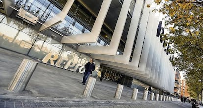 Fachada de la sede de Repsol, en Madrid. / CLAUDIO &Aacute;LVAREZ