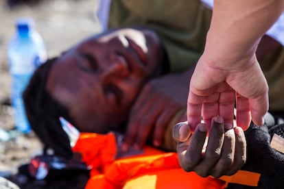 Los ocupantes de la patera han relatado a los sanitarios y agentes de las fuerzas seguridad que los han atendido en la misma playa que llevaban de cuatro a cinco días en el mar, con malas condiciones de oleaje, y que habían salido desde la costa de Marruecos.