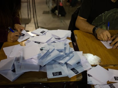 Vocales de mesa firman los votos para el conteo en el centro de votación Estación Mapocho, en la comuna de Santiago Centro, para las elecciones del Consejo Constitucional en Santiago (Chile).