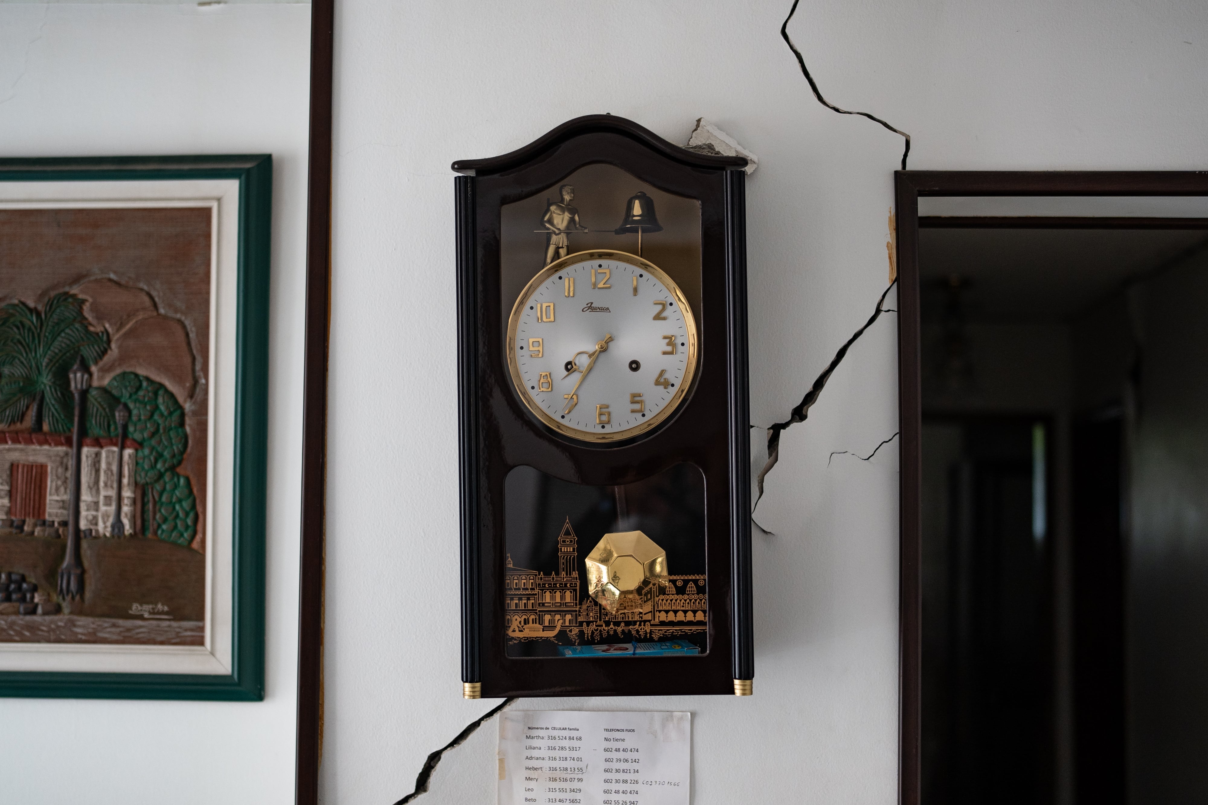 Reloj marca la hora exacta del terremoto, en el apartamento de Hebert Sánchez, en Cali, el 14 de agosto.