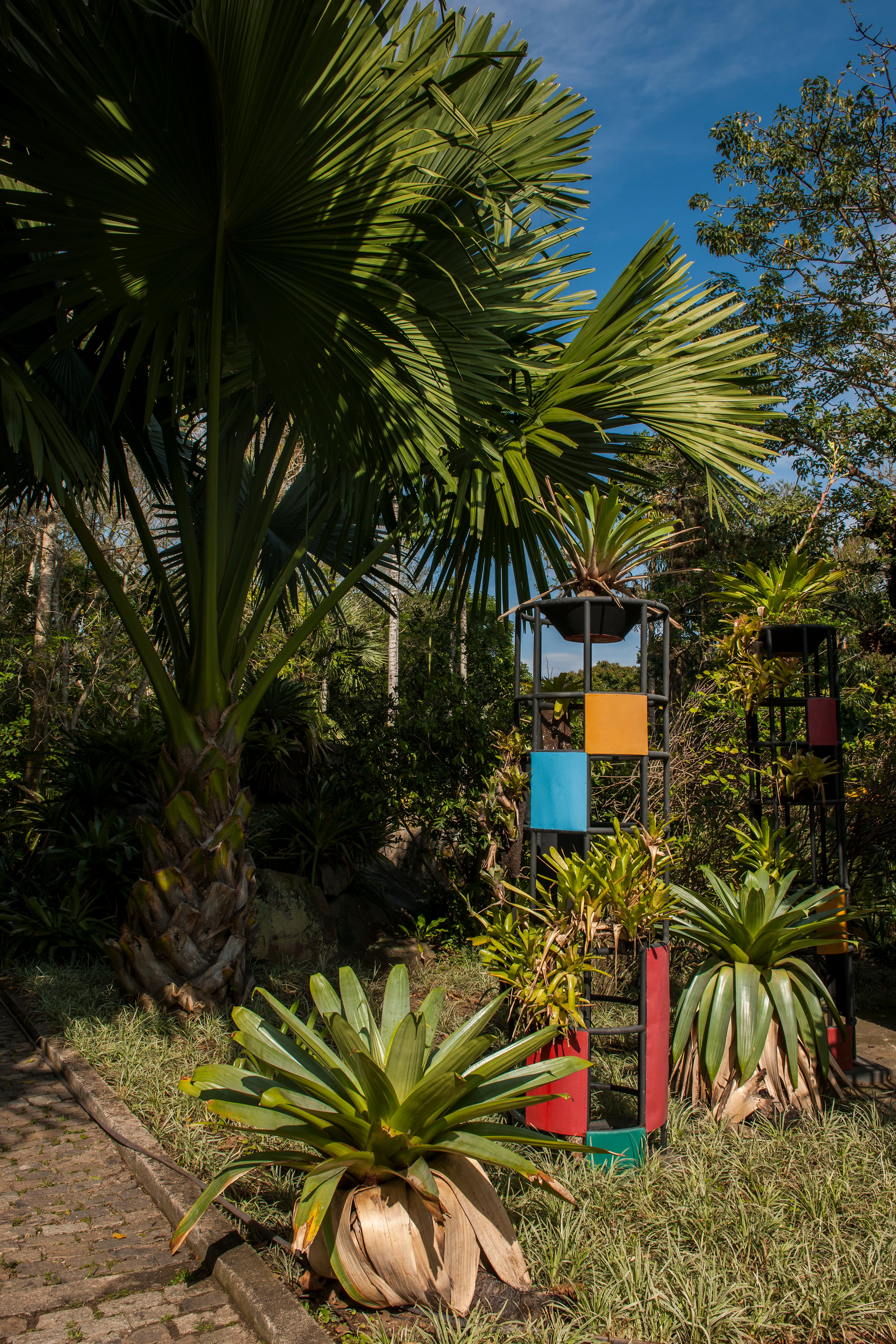 Los jardines albergan una impresionante colección botánica e intervenciones escultóricas.