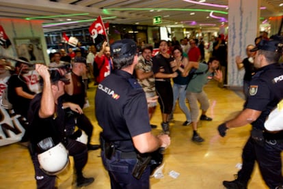 Varios agentes se enfrentan a un grupo de sindicalistas en Málaga.