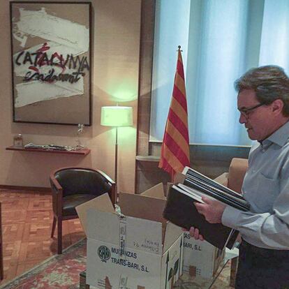 Artur Mas recollint les coses del seu despatx al Palau.