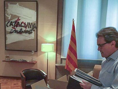 Artur Mas recollint les coses del seu despatx al Palau.