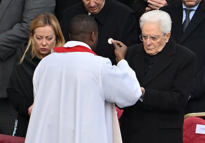 La primera ministra y el presidente de Italia, Giorgia Meloni y Sergio Mattarella, comulgan durante la misa.