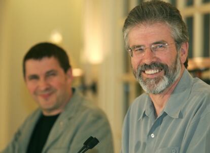 Gerry Adams junto a Otegi en un acto en Bilbao en 2006.