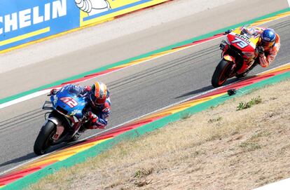 Alex Rins, en primer lugar, seguido por Alex Márquez en el GP de Aragón.