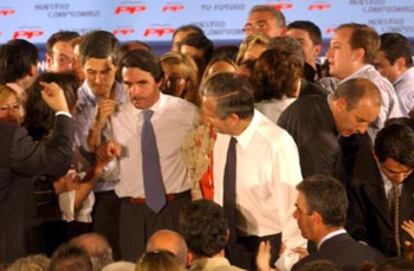 José María Aznar, ayer, entre Adolfo Suárez Illana y el padre de éste en el mitin que el PP celebró en Albacete.