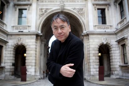 El escritor Kazuo Ishiguro, en el patio del Royal Academy of Arts, en Picadilly, Londres.