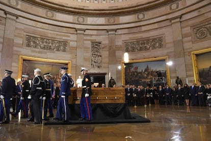 El féretro de Billy Graham en la "rotonda" del Capitolio, con el presidente Trump y otras autoridades al fondo.