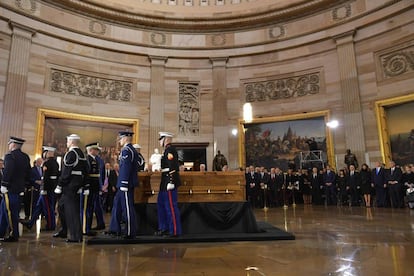 El f&eacute;retro de Billy Graham en la &quot;rotonda&quot; del Capitolio, con el presidente Trump y otras autoridades al fondo.