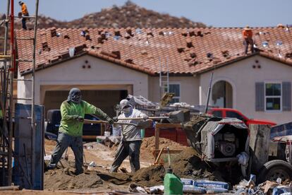 Trabajadores en una obra en Menifee (California).