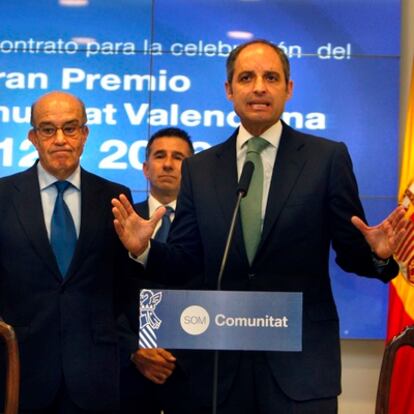 El presidente Francisco Camps, junto al representante de Dorna, Carmelo Ezpeleta, y Jorge Martínez <i>Aspar</i>, ayer, en el Palau de la Generalitat.