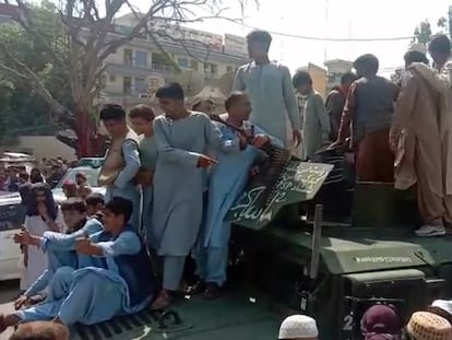 Imagem de um vídeo que mostra os talibãs que tomaram a cidade de Jalalabad neste domingo.