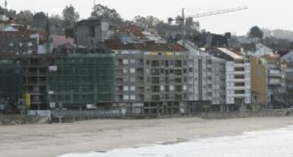 Edificio de Construcuatro en construcci&oacute;n, en el paseo de la playa de Silgar en Sanxenxo (2010).  