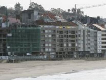 Edificio de Construcuatro en construcci&oacute;n, en el paseo de la playa de Silgar en Sanxenxo (2010).  